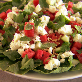 Eberhard Braun bereitet einen Wassermelonen-Gurkensalat mit Schafskäse und Minze vor.