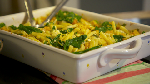 Feta eignet sich aufgrund seines Fettgehalts besonders gut zum Überbacken. Nahaufnahme vom fertigen Baked-Kürbis-Gericht.