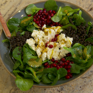 Hirtenkäse eignet sich besonders für einen Salat. Er ist milder und fester. Zu den Linsen passt Apfelbalsamico besonders gut. Nahaufnahme vom fertigen Gericht Wintersalat mit Hirtenkäse.