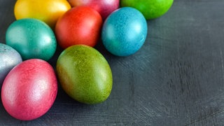 Viele bunte Ostereier: Rot, grün, blau, gelb, pink, ...