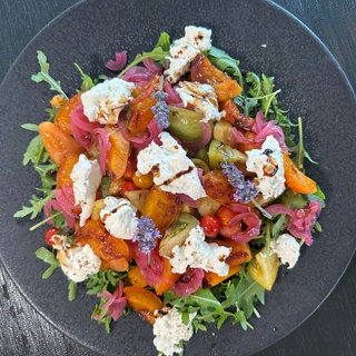 Sommerlicher Tomatensalat mit gebratenen Lavendel- Aprikosen, eingelegten Roten Zwiebeln und Burrata