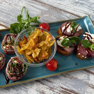 Italienische Häppchen: Schinkenröllchen, Nudel-Chips und Bruschetta