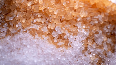 Brauner und weißer Zucker. Zuckerfasten ist herausfordernd: Zucker trifft mit seinem süßen Geschmack genau auf unsere genetisch vorprogrammierten Vorlieben.