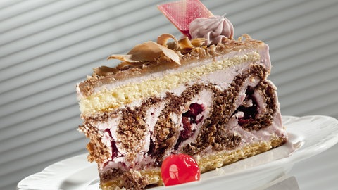 Ein Stück Sahnetorte steht auf einem Teller