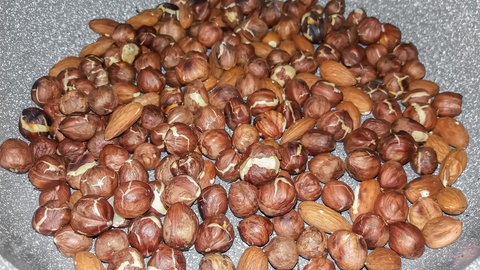 Geröstete Haselnüsse in einer beschichteten Pfanne