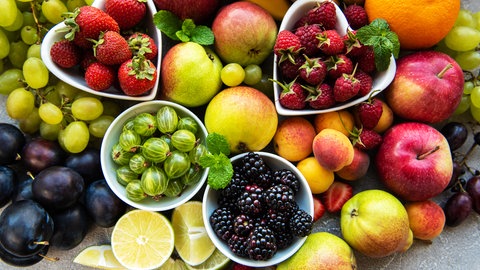 Verschiedene Obstsorten nebeneinander. Welche Methoden gibt es, um Obst haltbar zu machen?