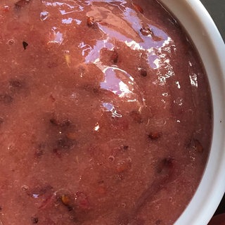 Schälchen mit Stachelbeermarmelade - eine fruchtige Marmelade, kalt gerührt