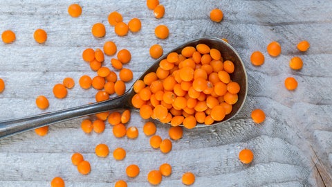 Ein Teelöffel voll mit roten Linsen