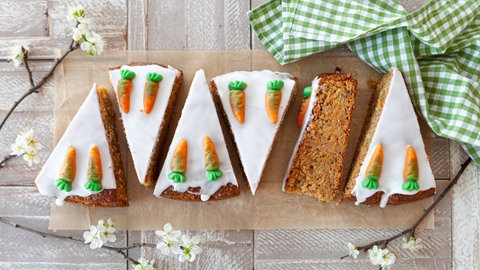Mehrere Stücke Möhrenkuchen auf einer Platte