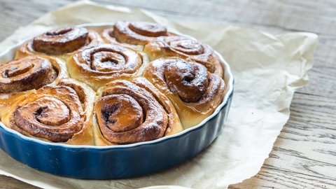 Zimtschnecken in einer runden Auflaufform