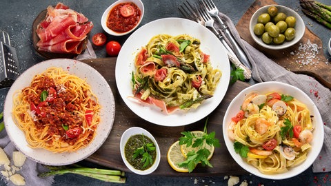 verschiedene Pastagerichte mit Spaghetti und Bandnudeln