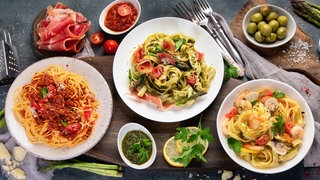 verschiedene Pastagerichte mit Spaghetti und Bandnudeln