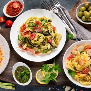 verschiedene Pastagerichte mit Spaghetti und Bandnudeln