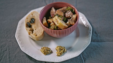 Grombeersalat mit Lyoner auf einem Teller