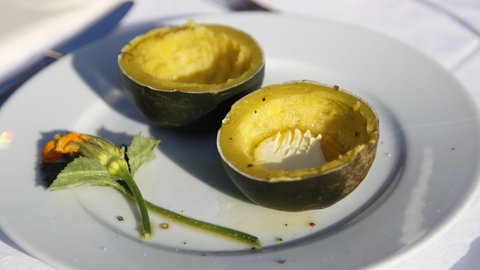 Squash-Kürbis auf zweierlei Art angerichtet