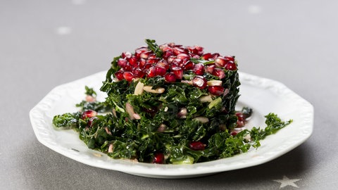 Grünkohl-Wirsingsalat mit Orangen und Granatäpfeln 