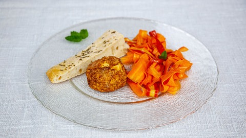 Gebackener Ziegenkäse mit Möhrensalat