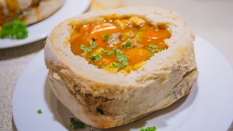 Gulaschsuppe im Brottopf