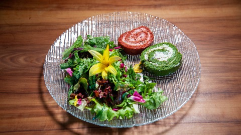 Wildkräutersalat mit zweierlei Kräuterrollen