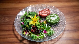 Wildkräutersalat mit zweierlei Kräuterrollen