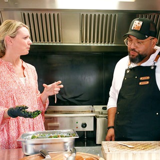 Susanne Nett bereitet mit Feriz Shema Smashburger zu.