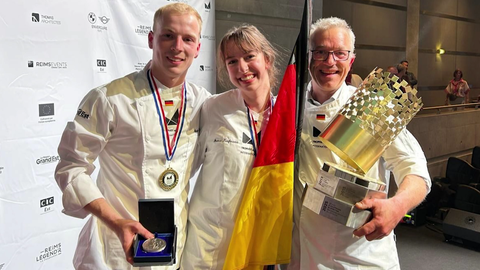 Gewinner der Trophée Mille International 2025 mit ihrem Pokal