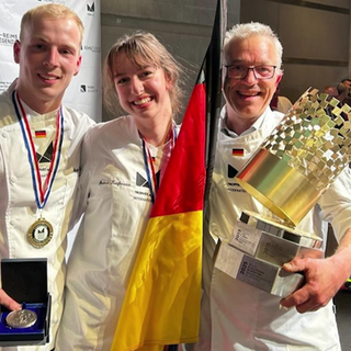 Gewinner der Trophée Mille International 2025 mit ihrem Pokal