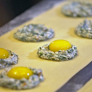 Raviolifüllung mit Eigelb auf Nudelteig