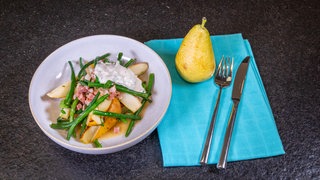 Birnen-Bohnen-Speck - dieser Eintopf ist ein Klassiker in Norddeutschland: Die Birnen sind schön süß und geben der herzhaften Hausmannskost das gewisse Etwas. 