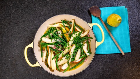 Der fertige Eintopf Birnen-Bohnen-Speck macht schon in der Pfanne einen optisch tollen Eindruck.