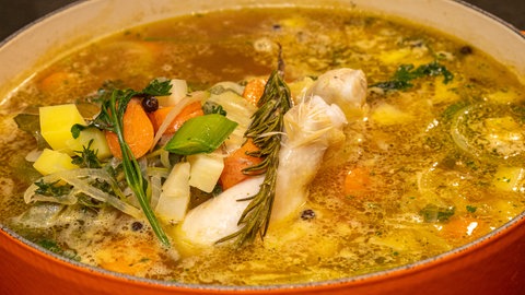 Suppe mit Karotten, Kartoffeln und Lauch.