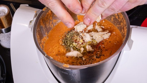 In die Suppe kommt kleingeschnittenes Toastbrot.