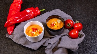 Rezept für Gazpacho nach traditioneller andalusischer Art. Eine erfrischende, kalte Suppe aus Gemüse.