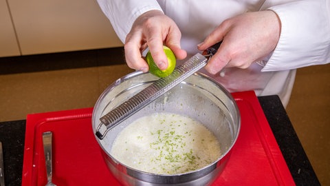 Limettenabrieb für die kalte Gurkensuppe.