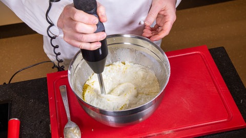 Zutaten für eine Gurkensuppe werden mit einem Mixstab fein püriert.