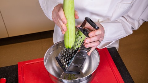 Gurke wird geraspelt.
