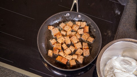 Croûtons in der Pfanne.