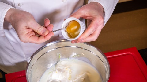 Zutaten für eine kalte Gurkensuppe werden in eine Schüssel gegeben.