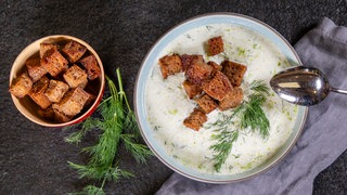 Kalte Gurkensuppe mit Croûtons in einer Suppenschüssel angerichtet