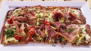 Flammkuchen mit Schinken, Tomaten und Kräutern