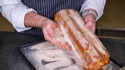 Fertig gebackener Marzipanstollen
