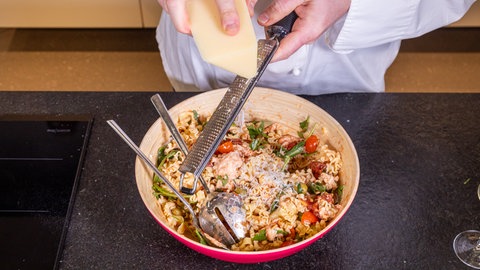 Beim mediterranen Nudelsalat darf Parmesan nicht fehlen.