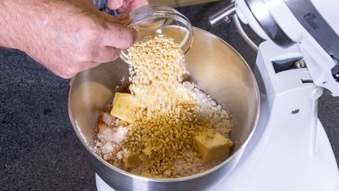 Alle Zutaten für den Stollenteig werden in eine Rührschüssel gegeben. Der Mohnstollen wird laut Rezept ohne Rosinen, aber mit Marzipan hergestellt. Nach dem Backen ist er schön saftig.