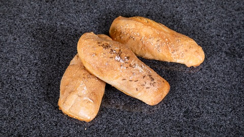 Mit Salz, Sesam und Kümmel bestreute Briegel als Grillbeilage