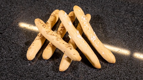 Die gebackenen Bierstängel liegen auf einer Marmorplatte.