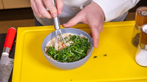 SWR4 Koch Jörg Ilzhöfer mixt für die Geflügelbrust mit Parmesan einen Dip aus Sauerrahm, Sojasoße, Basilikum, Salz und Pfeffer in einer kleinen Schale zusammen.