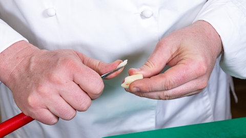 Rezept für geschmelzte Tomaten: Wenn man den Keimling aus den Knoblauchzehen schneidet, ist der Geschmack weniger intensiv.