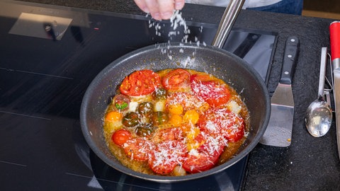 Rezept für geschmelzte Tomaten: Zum Schluß noch Parmesan oder anderen Hartkäse auf die Tomaten geben.