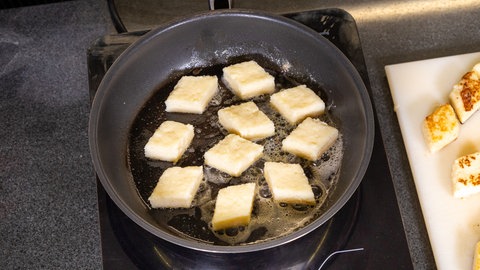 Die süßen Grießschnitten werden in einer Pfanne goldgelb gebacken 