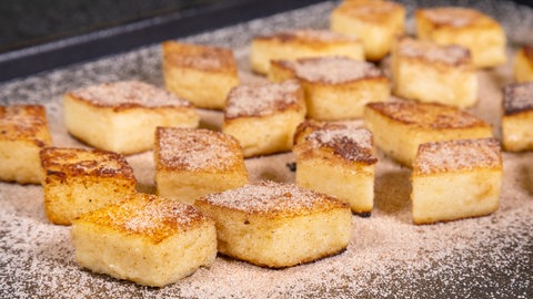 Die süßen Grießschnitten werden mit Zimt und Zucker überstreut. 